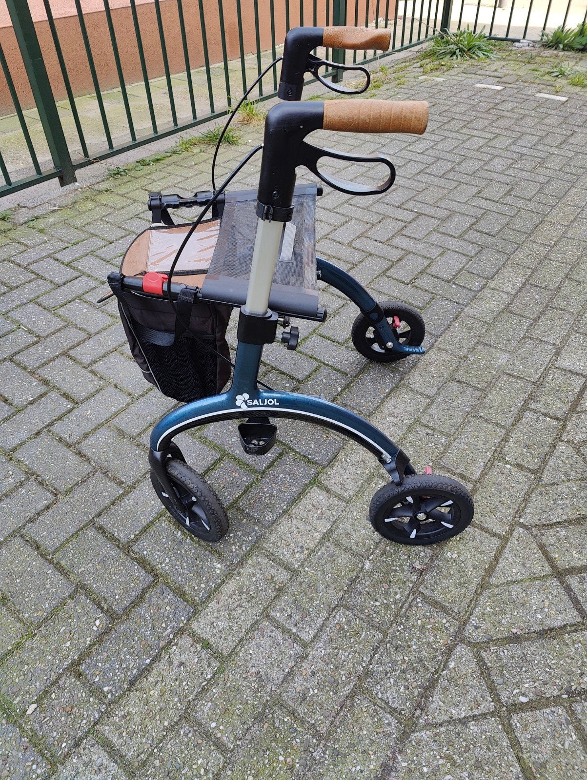 Saljol rollator van carbon lichtgewicht, Diversen, Rollators, Ophalen of Verzenden, Lichtgewicht, Zo goed als nieuw