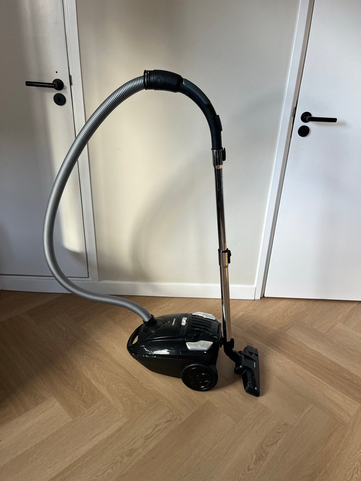 Tomado TVC3003B Sledestofzuiger met stofzak, Zo goed als nieuw, Sledestofzuiger, Ophalen, Stofzak