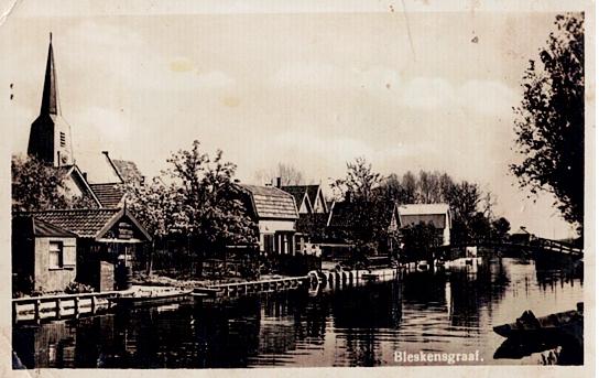 Bleskensgraaf, zicht op de Graaf ruim voor 1940, Verzamelen, Ansichtkaarten | Nederland, Verzenden, 1920 tot 1940, Gelopen, Zuid-Holland