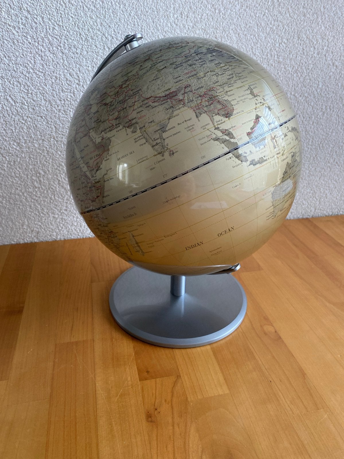 Mooie wereldbol met gedetailleerde kaarten, Draaibaar, Ophalen of Verzenden, Zo goed als nieuw, Metaal