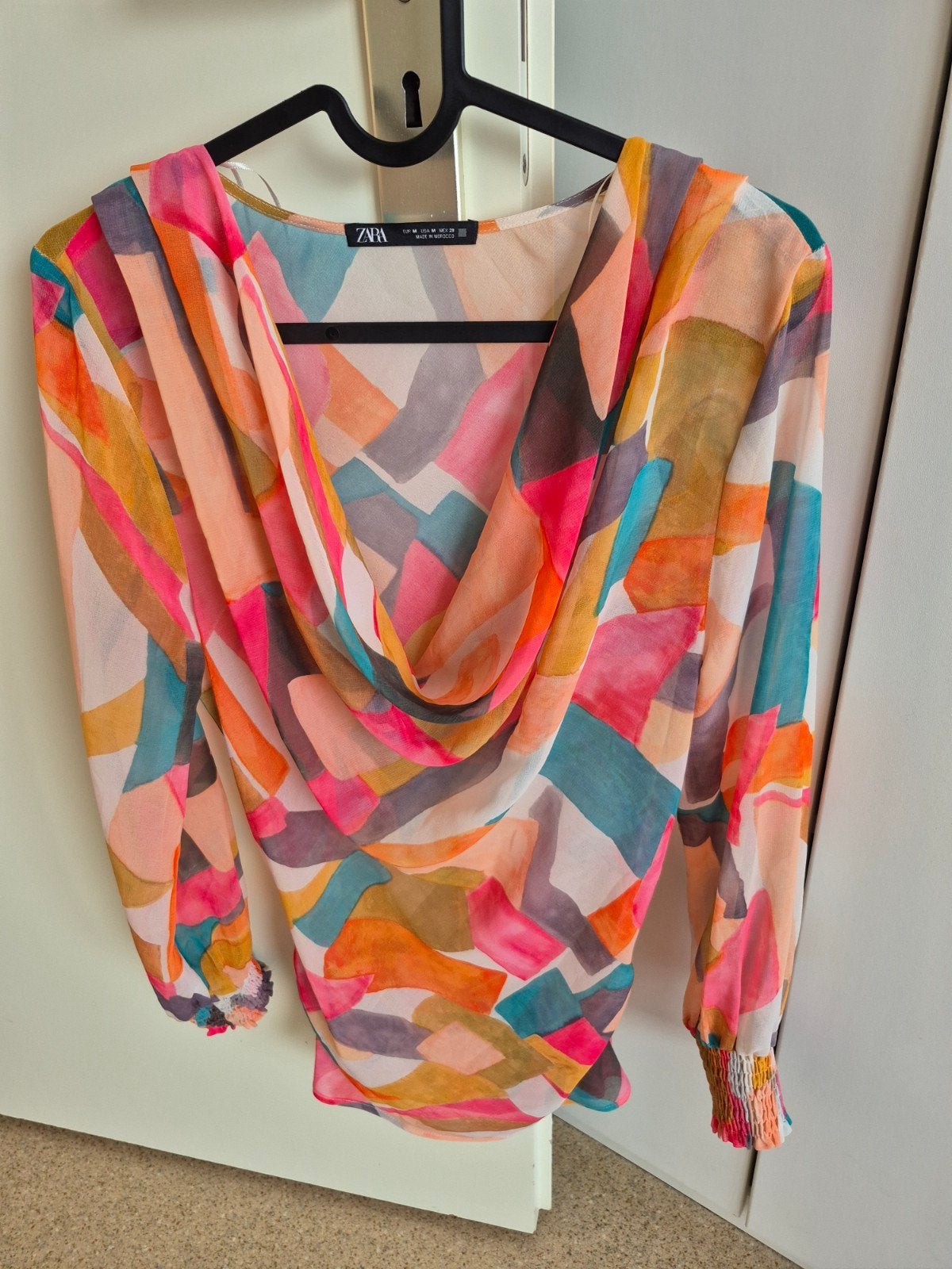 Zara top met watervalhals en abstracte print, Kleding | Dames, Maat 38/40 (M), Meerkleurig, Zara, Ophalen of Verzenden
