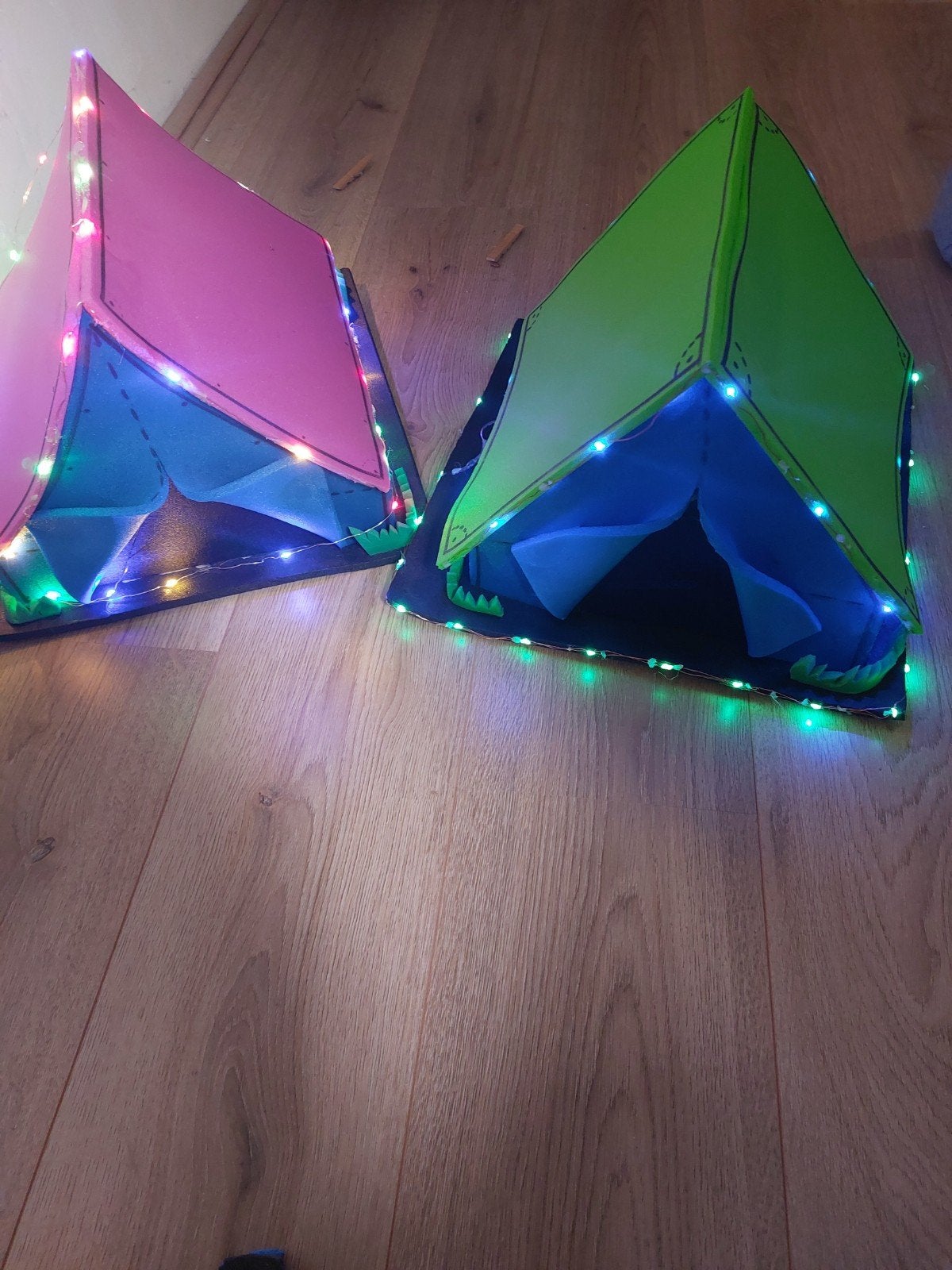 Hoeden carnaval groep: tent op zijn kop/ kamperen/ camping, Kleding | Dames, Ophalen, Gedragen, Carnaval, Accessoires