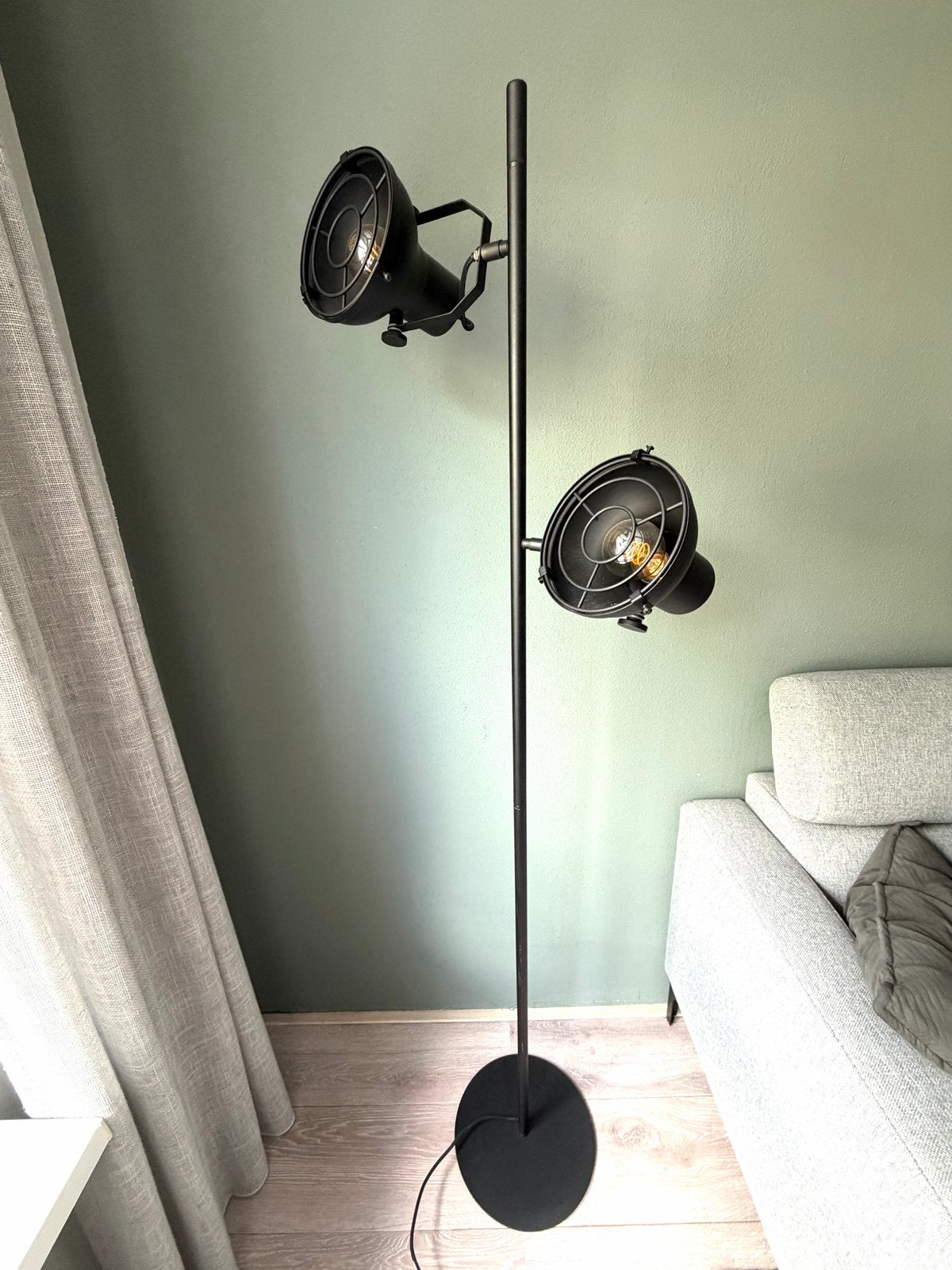 Zwarte vloerlamp met twee verstelbare spots en voetschakelaa, Huis en Inrichting, Ophalen, E27 (groot), Zo goed als nieuw, Metaal