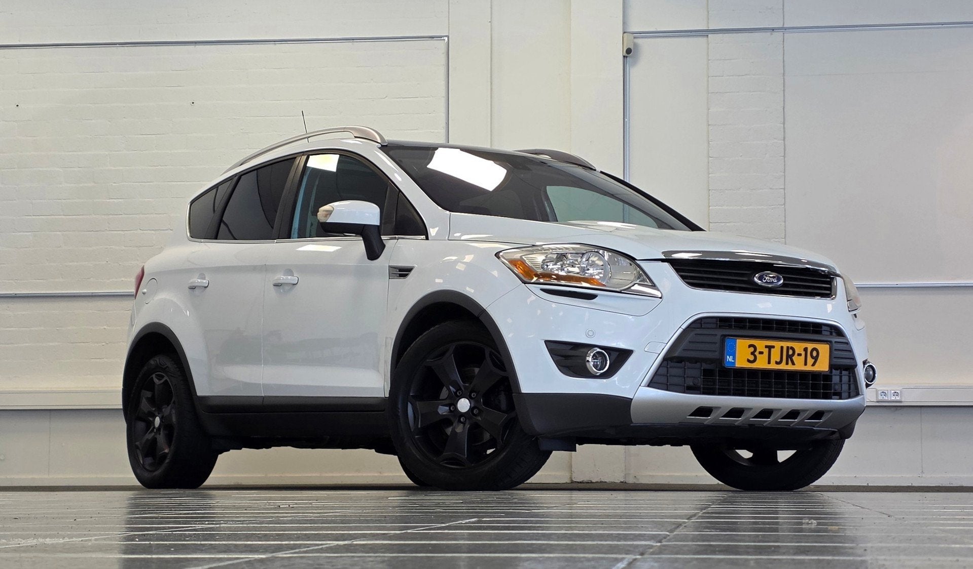 Ford Kuga 2.5 20V Titanium Trekhaak Panoramadak Leder Naviga, Auto's, Automaat, Gebruikt, Zwart, 1553 kg