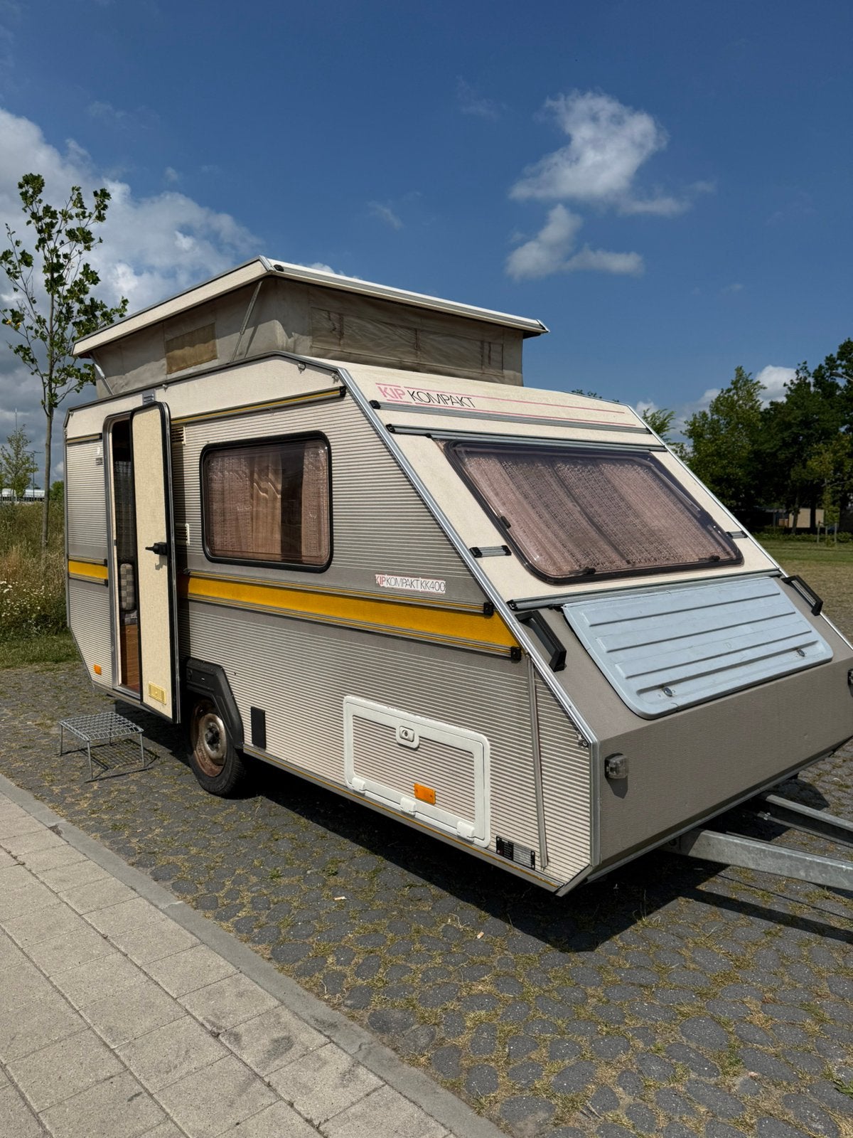 Kip kompakt KK 400 met Luifel / hefdak koelkast magnetron, Schokbreker, Kip, Treinzit, Dwarsbed