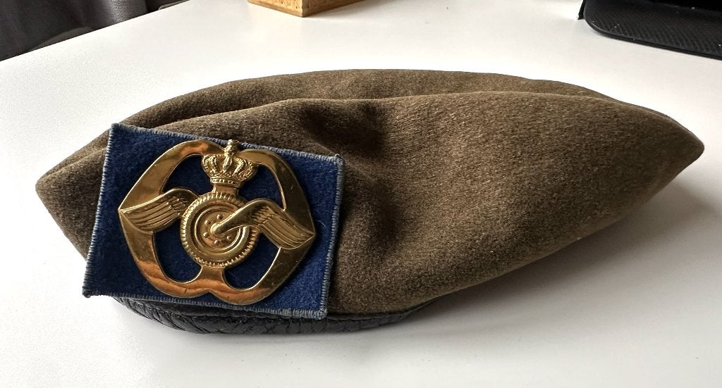 Org Leger baret der AAT pet hoofddeksel barret helm embleem, Ophalen of Verzenden, Landmacht, Nederland, Helm of Baret