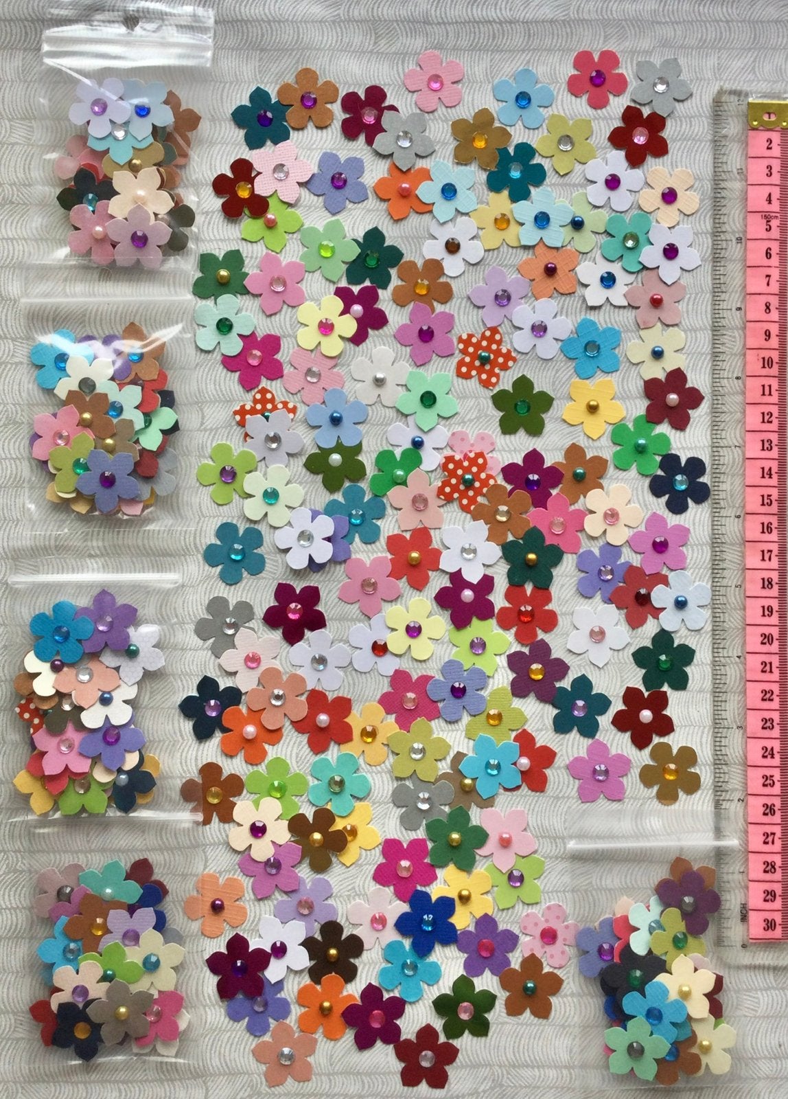 25 bloemen stansjes met parel of steentje mix, Hobby en Vrije tijd, Ophalen of Verzenden, Nieuw, Overige thema's, Overige typen