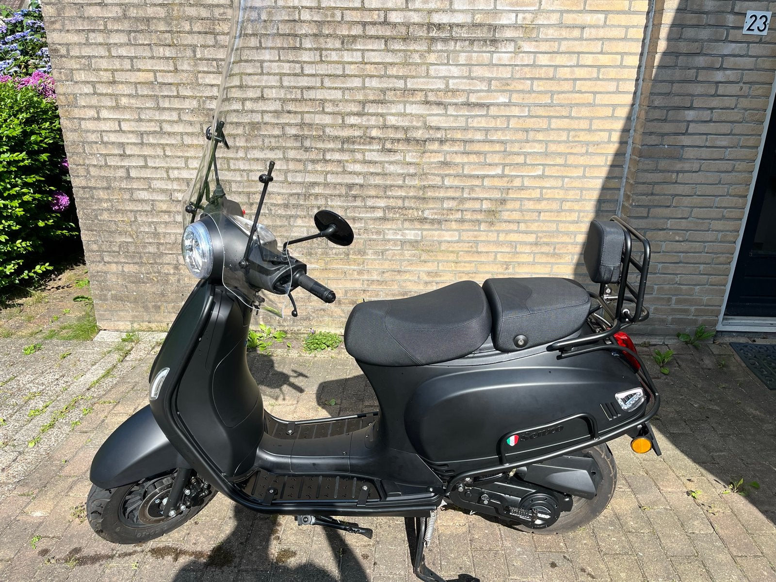 Zo goed als nieuwe Senzo Rivalux matzwart, 1443 km, Zo goed als nieuw, Benzine, Ophalen, Overige merken