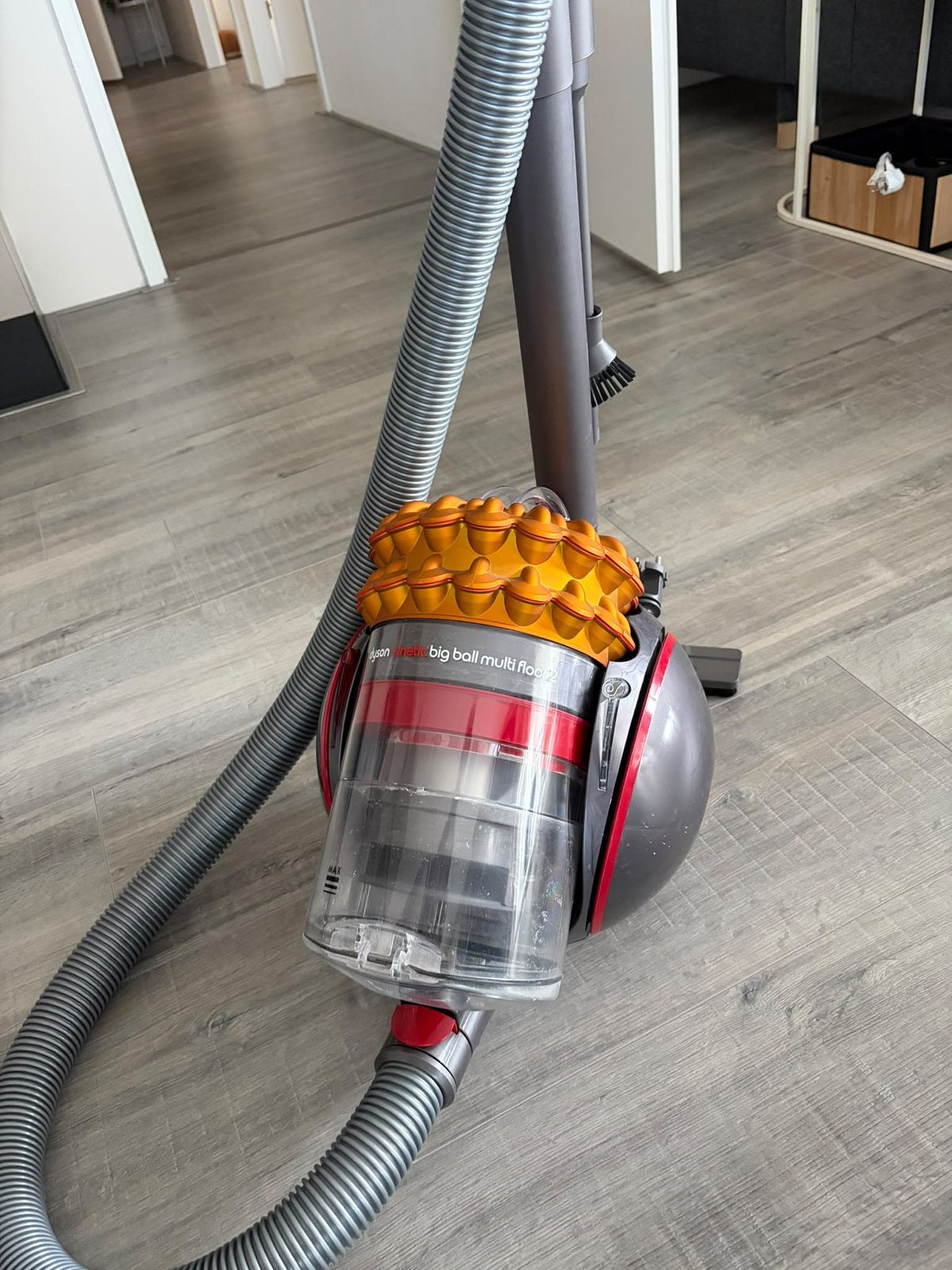 DYSON stofzuiger. Zo goed als nieuw. Max zuigvermogen 150W!