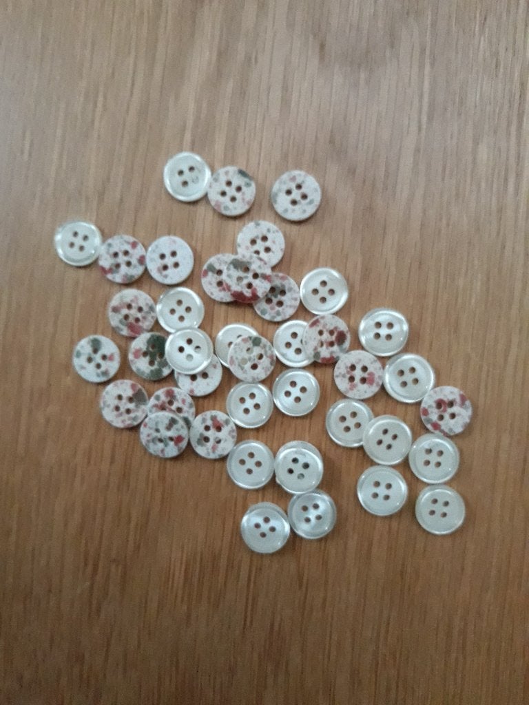 41 dezelfde knoopjes - voor en achterkant zijn verschillend, Hobby en Vrije tijd, Naaien en Fournituren, Ophalen of Verzenden