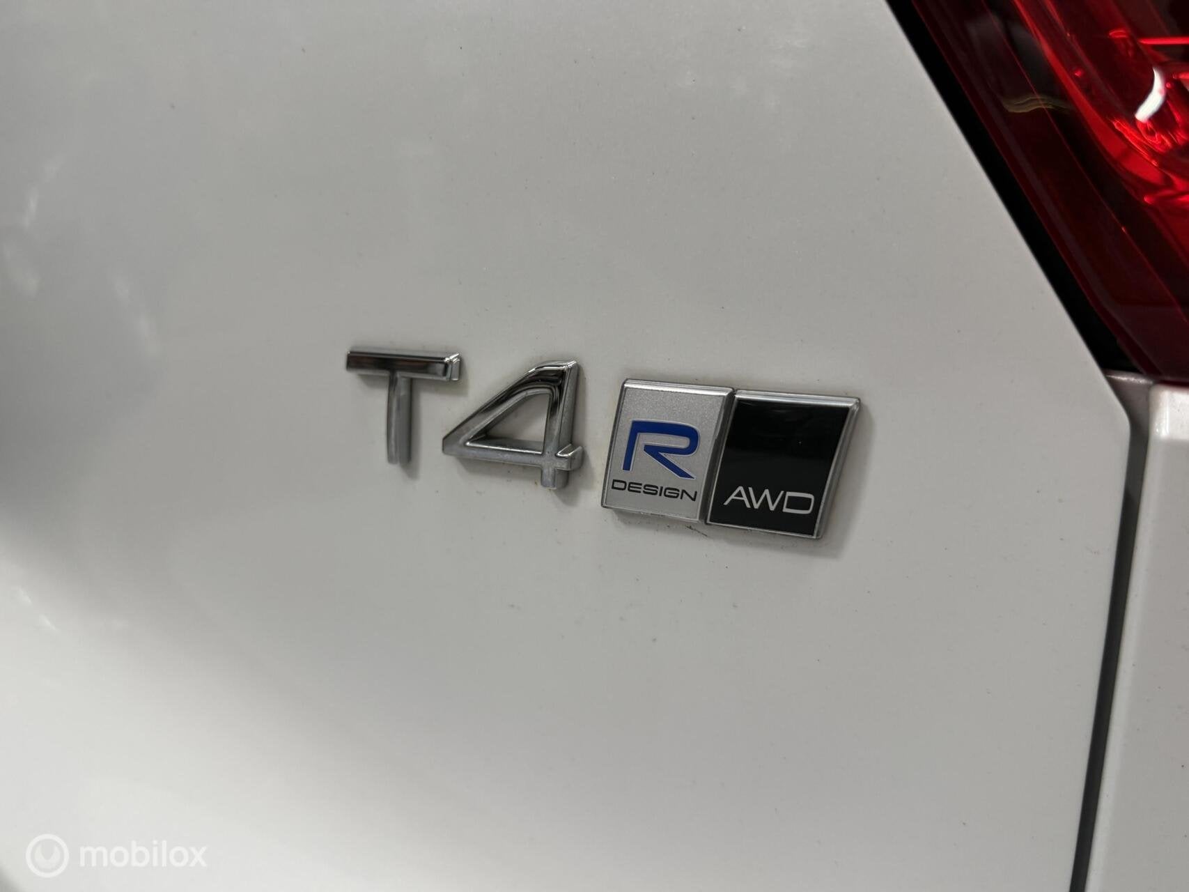 Foto 13 van Volvo XC40 2.0 T4 AWD R-Design AUTOMAAT / CARPLAY