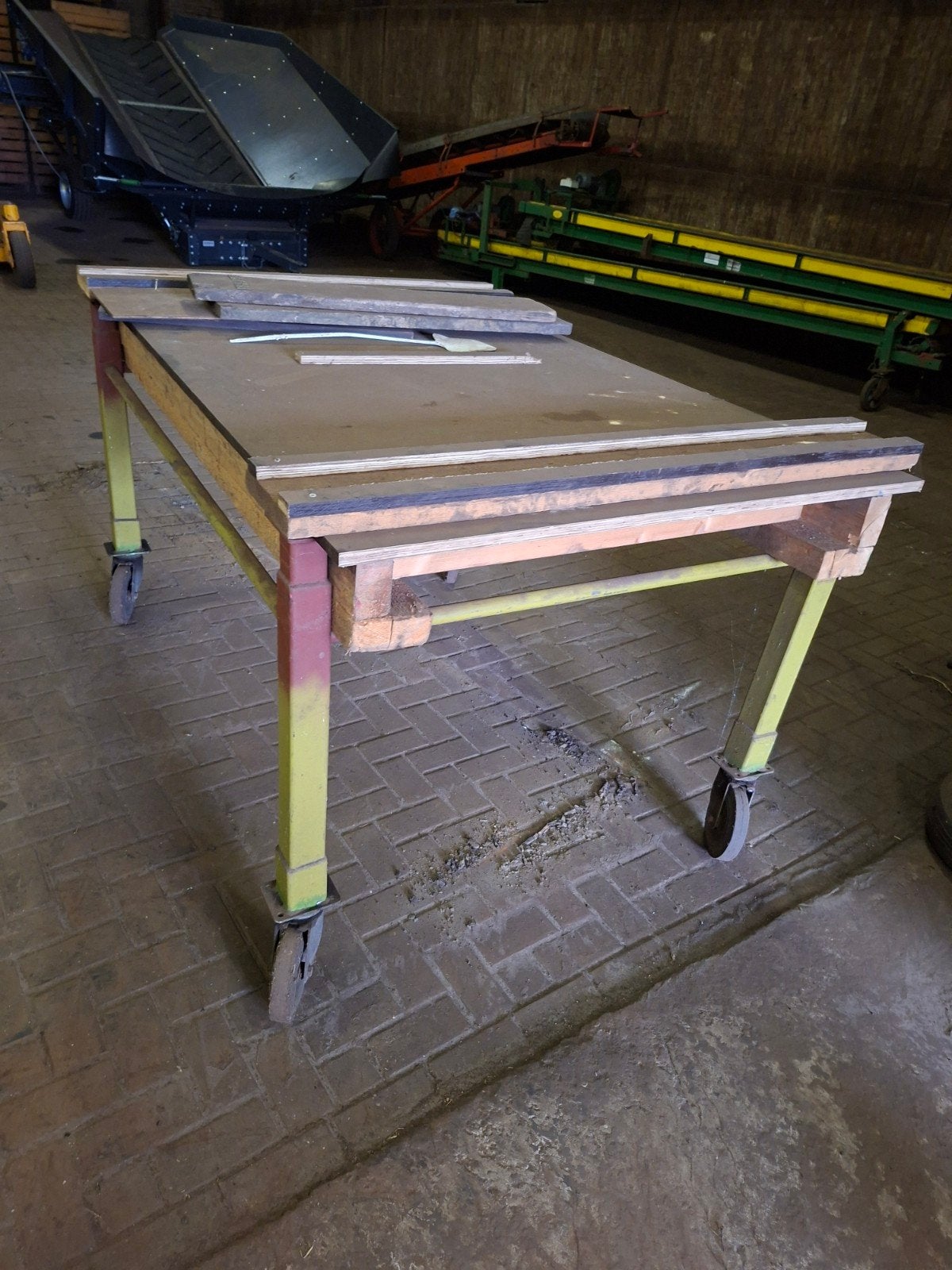 Stevige verrijdbare werktafel, Doe-het-zelf en Verbouw, Werkbanken, Ophalen of Verzenden, Gebruikt, 120 tot 170 cm
