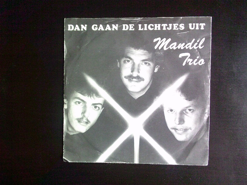 Mandil Trio - Dan Gaan De Lichtjes Uit  ( 1982 ), Gebruikt, 7 inch, Ophalen of Verzenden, Levenslied of Smartlap