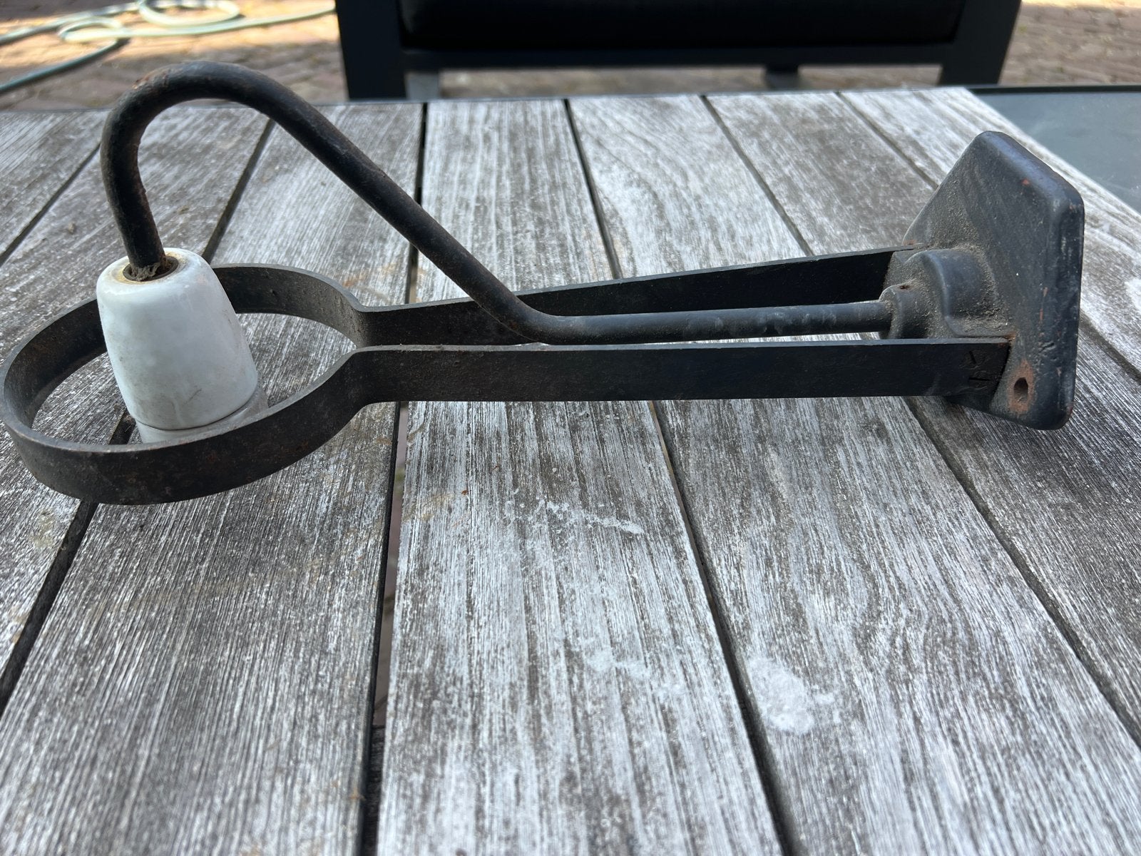 Vintage gietijzeren wandlamp met porseleinen fitting, Ophalen of Verzenden