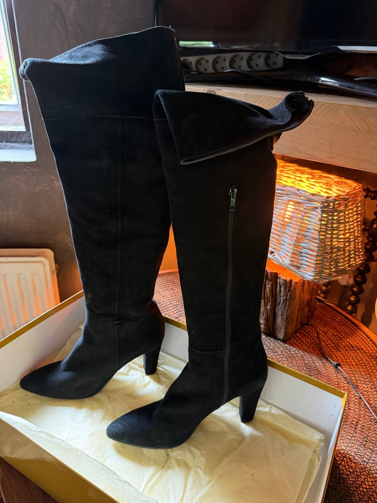 Suede leren laarzen Italiaans design mt 40, Kleding | Dames, Schoenen, Ophalen of Verzenden, Zo goed als nieuw, Zwart, Hoge laarzen