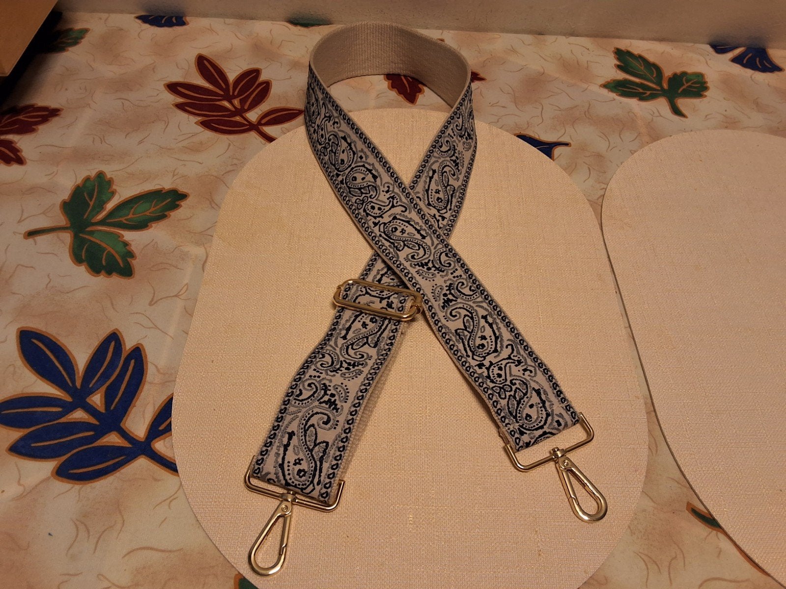 Tassenriem Paisley Blauw Goudkleurige Hardware 120cm, Sieraden, Tassen en Uiterlijk, Tassen | Damestassen, Ophalen of Verzenden