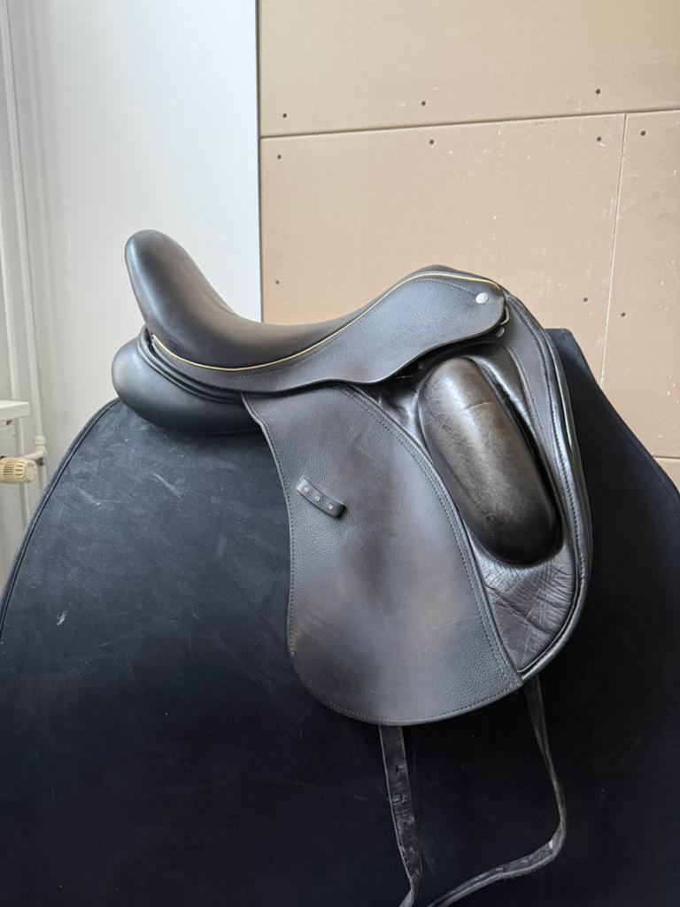 Custom Gemini 17,5” dressuurzadel, Dieren en Toebehoren, Paarden en Pony's | Zadels, Ophalen of Verzenden, Gebruikt, Dressuur