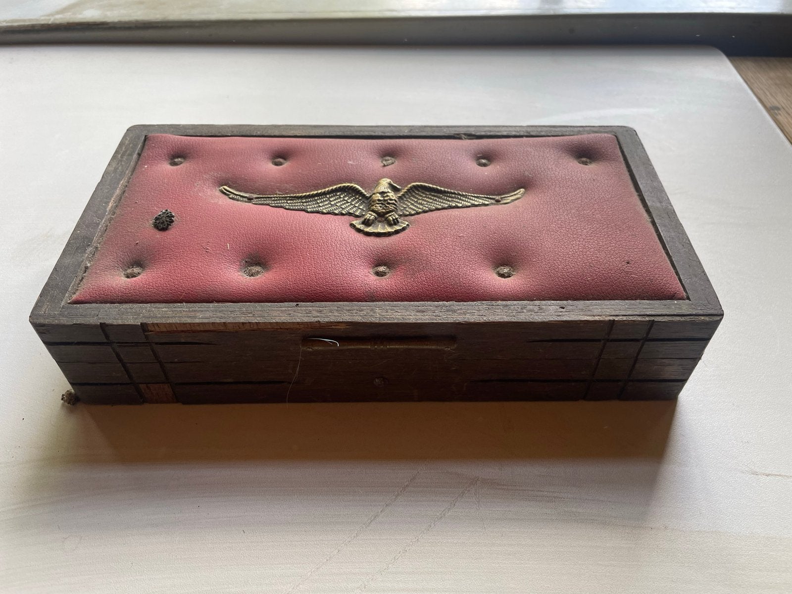 Vintage Houten Doos met Adelaar en Rood Fluweel, Ophalen of Verzenden