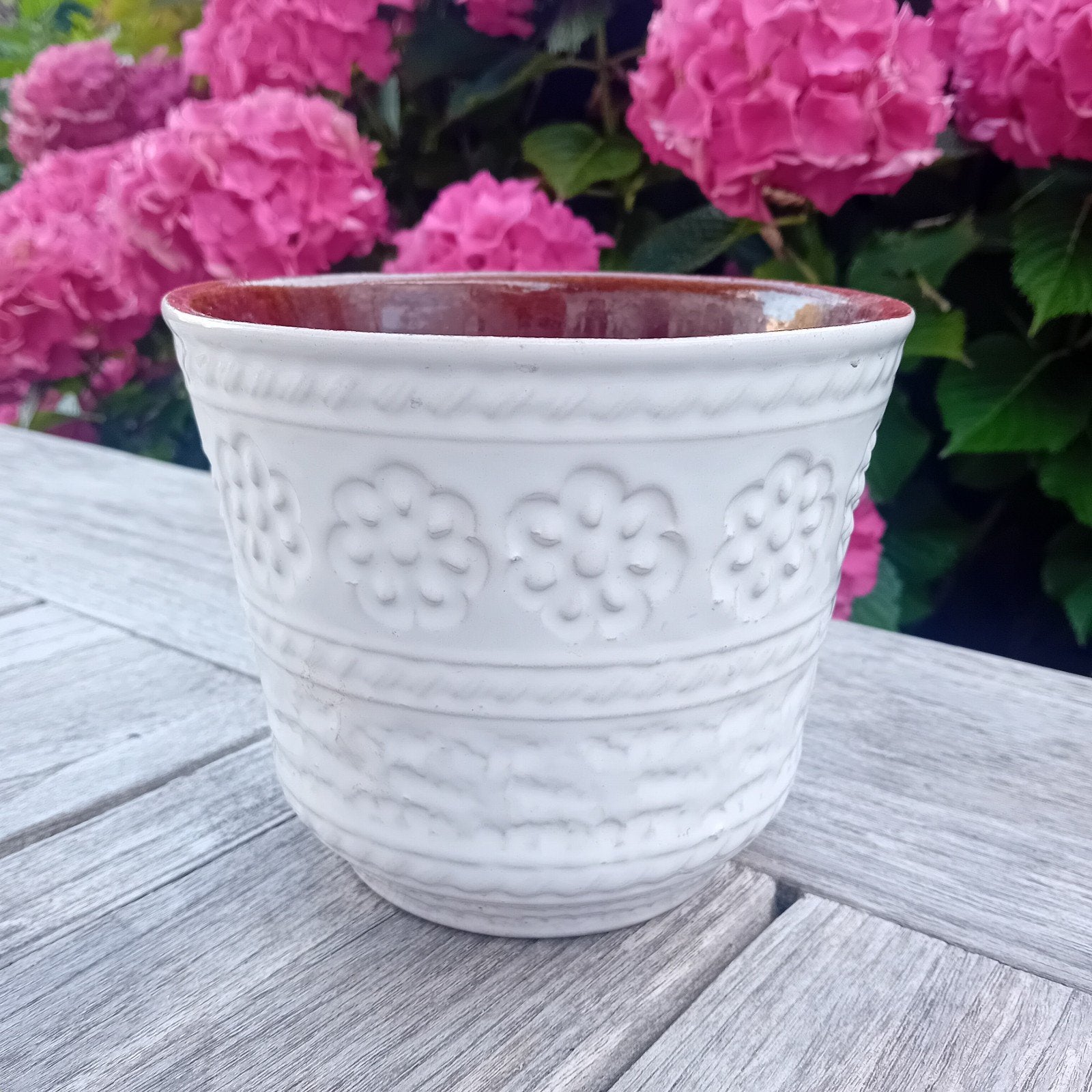 Vintage BAY W. GERMANY bloempot, wit met reliëf, Ophalen