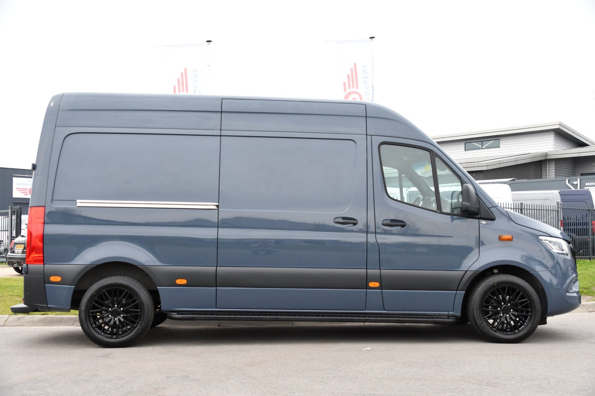Foto 11 van Mercedes-Benz Sprinter 315 1.9 CDI L2H2 AMG Edition Adaptiev
