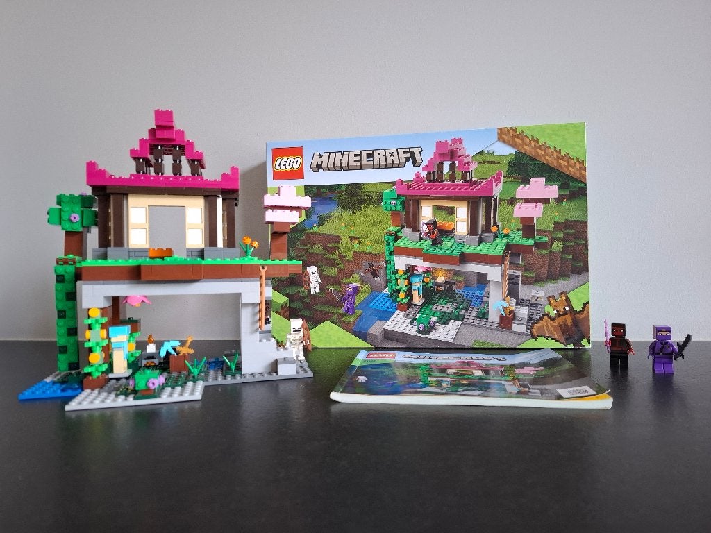Lego Minecraft 21183 The Training Grounds + doos, Kinderen en Baby's, Minecraft, Lego, Ophalen of Verzenden, Zo goed als nieuw