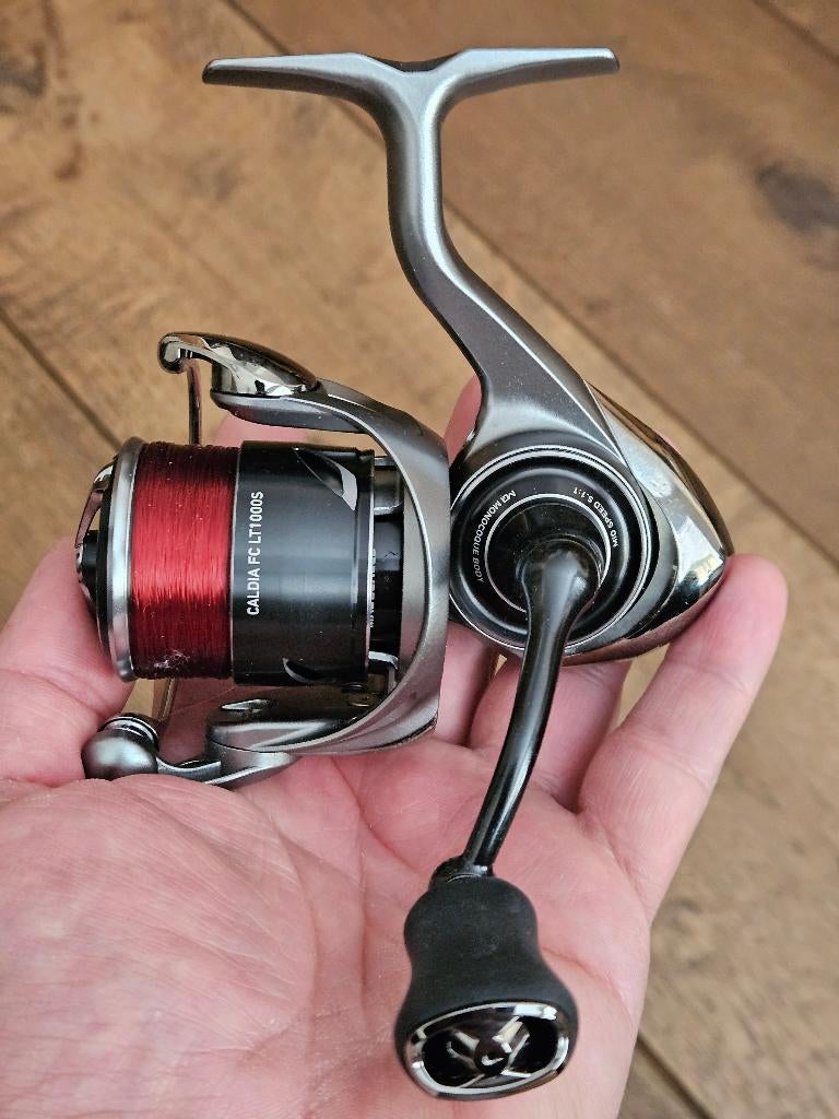Daiwa 25 Caldia FC LT 1000 S [NIEUW] met lijn, Ophalen of Verzenden, Nieuw, Molen