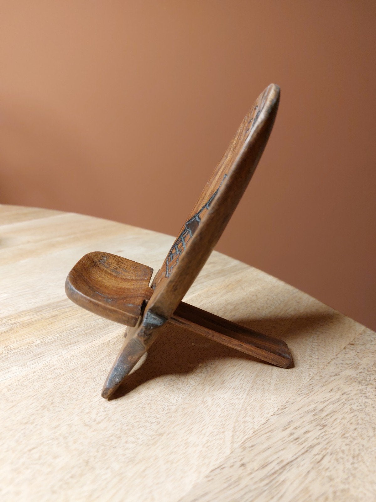 Houten telefoonhouder met Afrikaanse hutjes, Ophalen of Verzenden, Zo goed als nieuw, Bruin, Hout