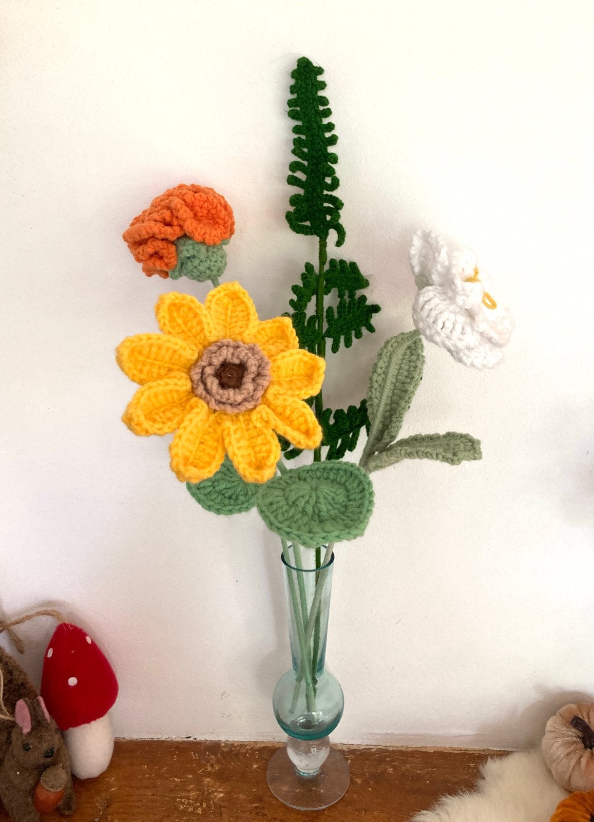 Handgehaakte bloemen en dennentak van acryl en ijzerdraad, Ophalen of Verzenden, Nieuw, Meerkleurig, Textiel