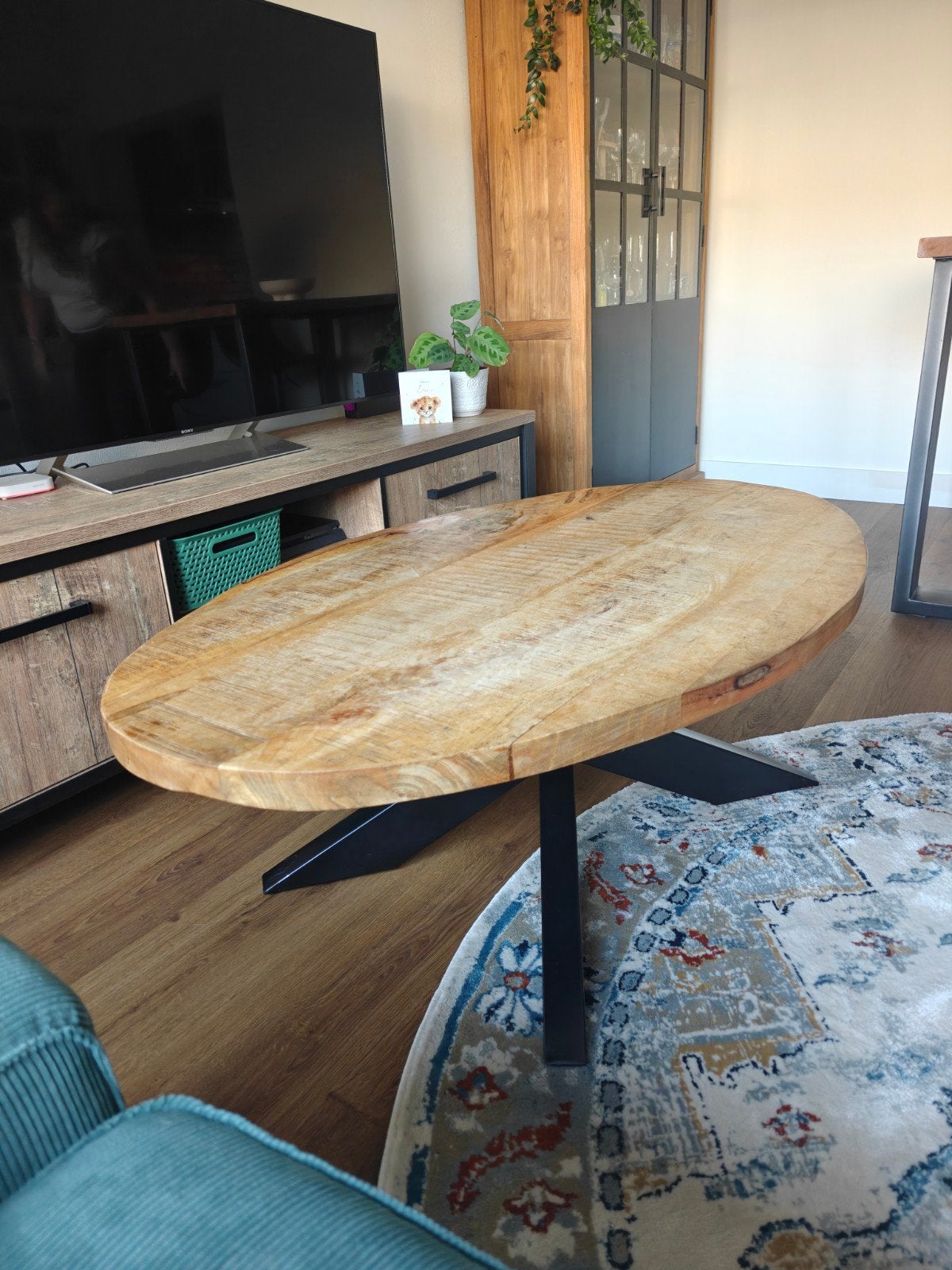 Salontafel mango hout 132x81cm met stalen kruispoot, Gebruikt, 100 tot 150 cm, Industrieel, Modern, 50 tot 100 cm