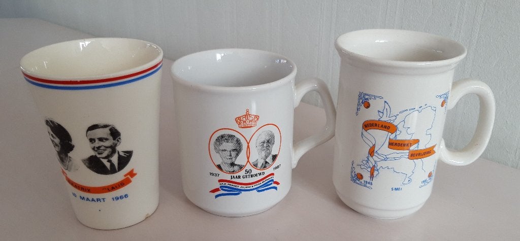 3 Herdenkingsbekers 2 x Koninklijk Nederland., Ophalen of Verzenden, Zo goed als nieuw, Nederland, Servies