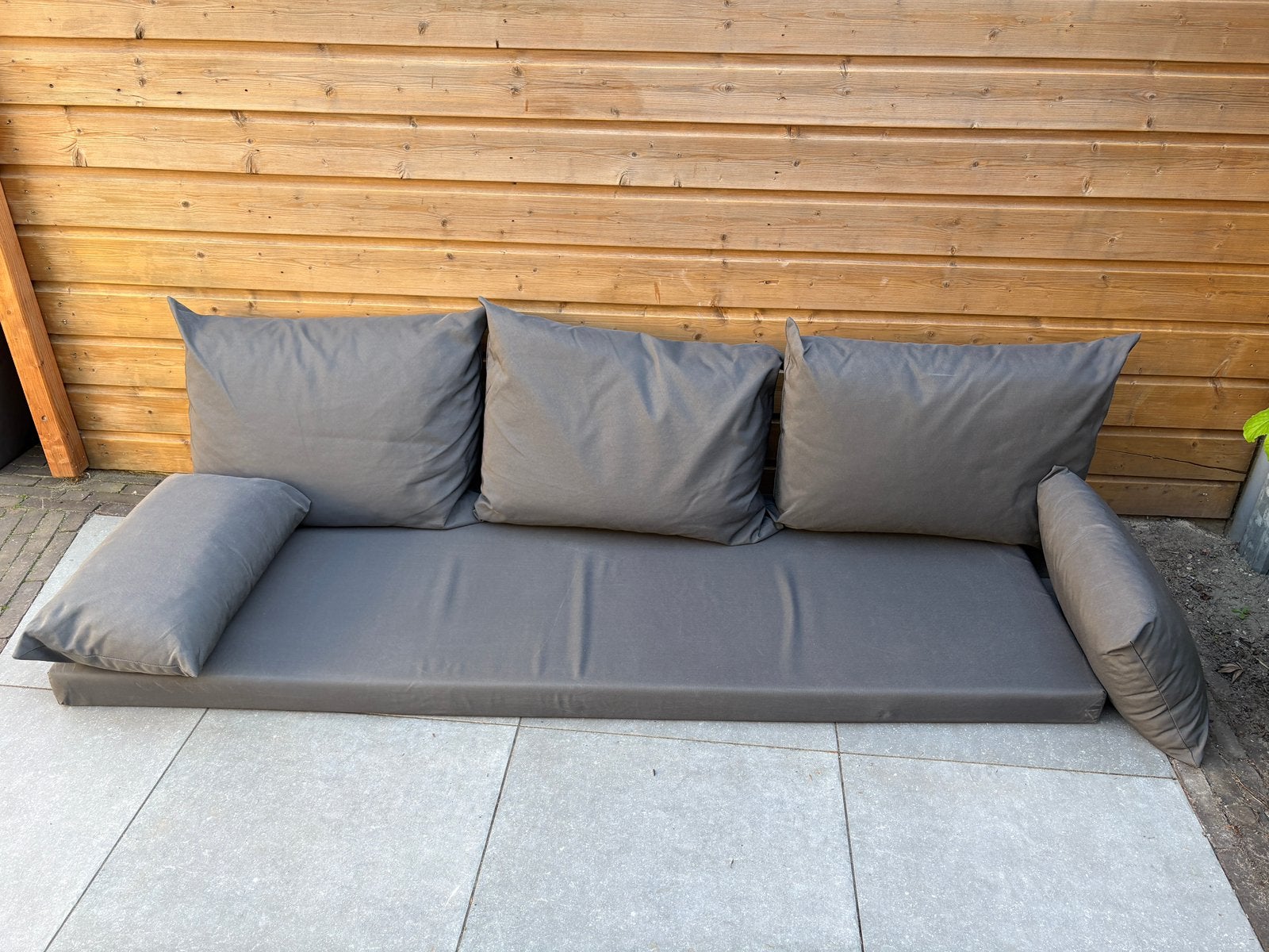 Kussens taupe loungebank, Ophalen, Zo goed als nieuw, Steigerhout, Hocker