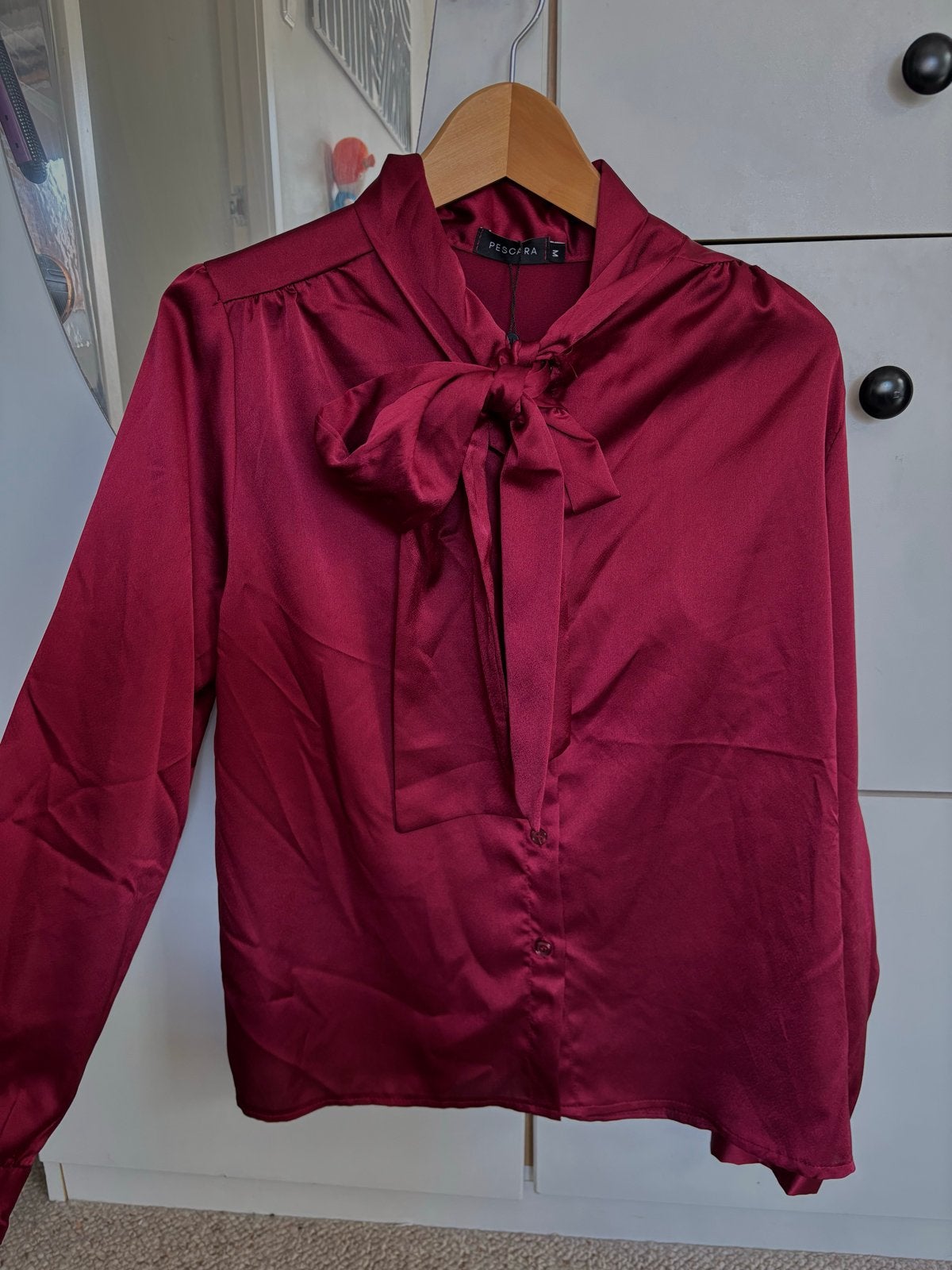 Bordeaux rode blouse met strik, maat M, nieuw met prijskaart, Kleding | Dames, Blouses en Tunieken, Ophalen of Verzenden, Nieuw
