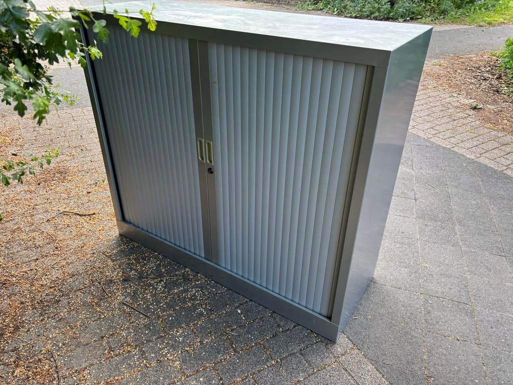 Gratis: Metalen roldeurkast met 2 legborden, Huis en Inrichting, Kasten | Roldeurkasten en Archiefkasten, Ophalen, Gebruikt, 100 tot 150 cm
