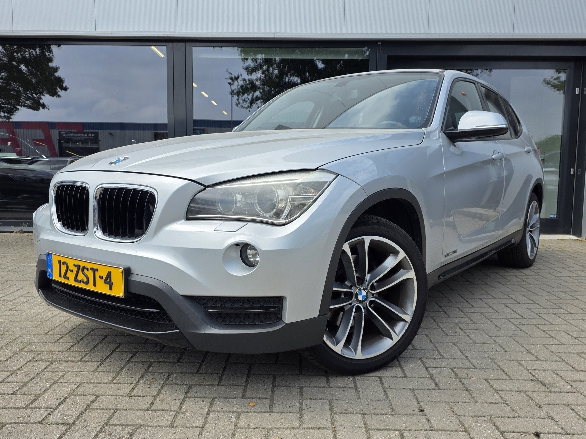 BMW X1 sDrive20i Upgrade Edition + LEER + NAVI PROF + XENON, Auto's, BMW, Euro 5, Zwart, 4 cilinders, Parkeersensor