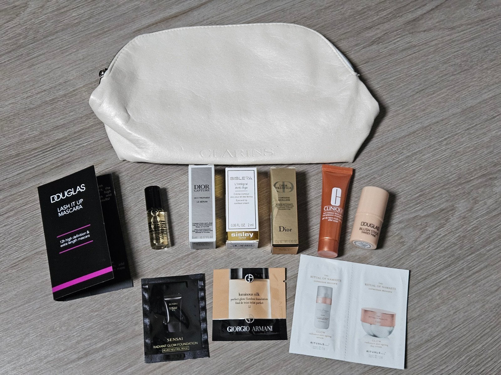 Clarins toilettasje gevuld met samples Dior,  Clinque & mee, Sieraden, Tassen en Uiterlijk, Ophalen of Verzenden, Nieuw, Gehele gezicht