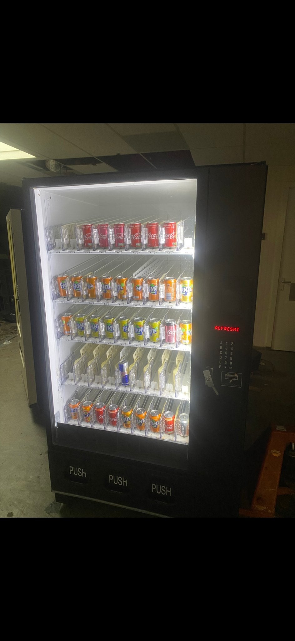 Frisdrankautomaat - goed voor 400 blikjes/flesjes, Ophalen of Verzenden, Gebruikt