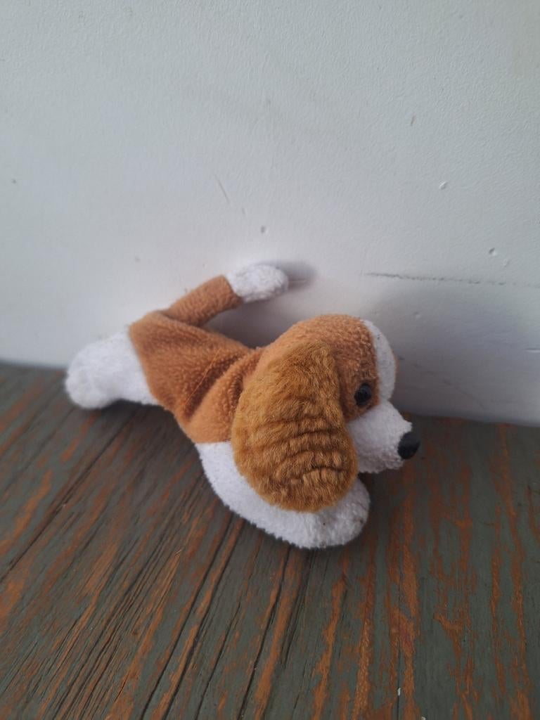 Hond met magneten in pootjes 12 cm, Kinderen en Baby's, Speelgoed | Knuffels en Pluche, Zo goed als nieuw, Meerkleurig, Wasbaar