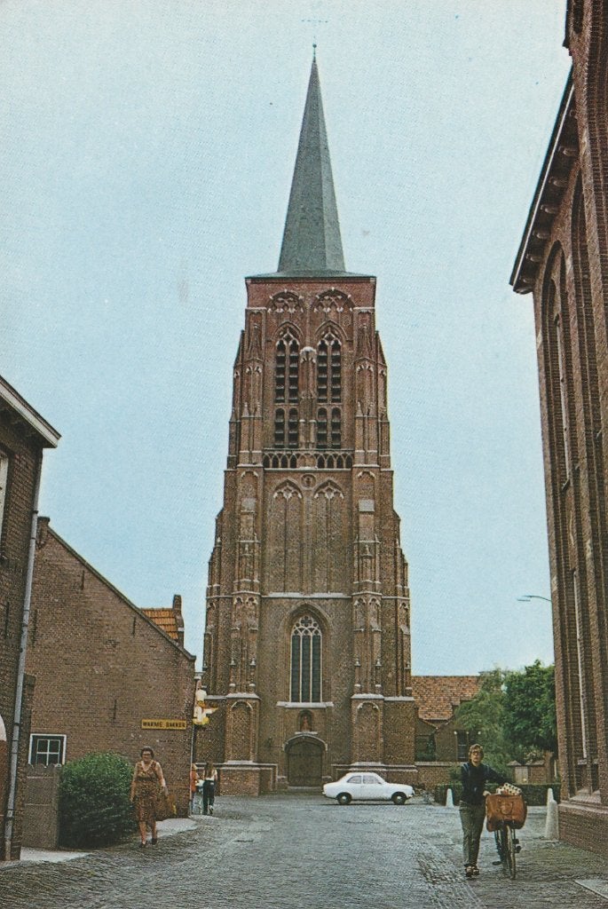 ALPHEN (N.Br.) H. Willibrordus Kerk met Ford Escort, Verzenden, 1960 tot 1980, Gelopen, Noord-Brabant