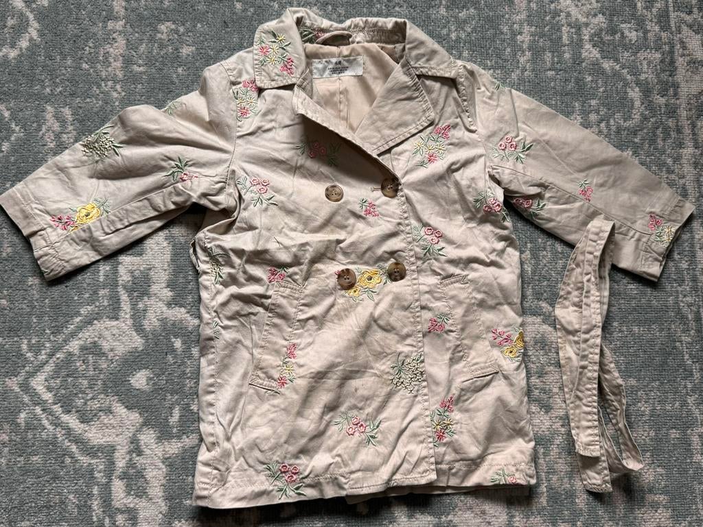 trenchcoat met geborduurde bloemetjes maat 98, Ophalen of Verzenden, Gebruikt, Meisje, Jas