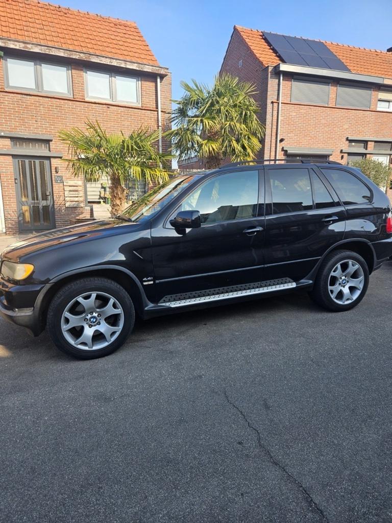 BMW X5 4.4 I AUT 2002 Zwart, Auto's, Automaat, 138 €/maand, 2080 kg, Zwart