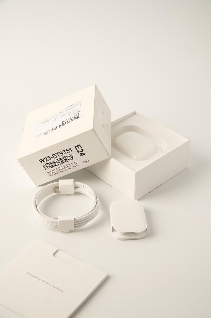 Apple AirPods Pro 2 A2968 A3047 Origineel Find My case #8, Ophalen of Verzenden, Zo goed als nieuw, Apple, In oorschelp (earbud)
