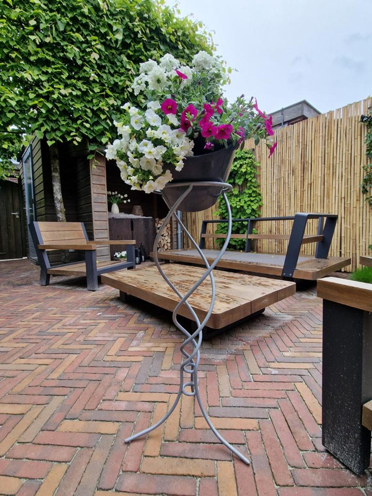 Mooie bloemen standaard voor pot met zomerbloeiers, Minder dan 60 cm, Ophalen of Verzenden, Zo goed als nieuw, Balkon