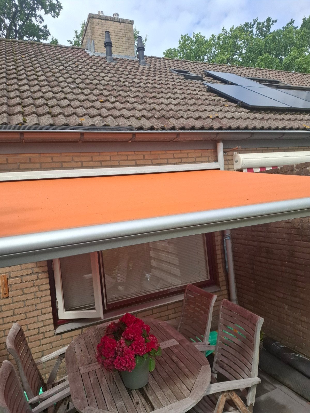 Gebruikt knikarmscherm, rood, handbediend, Gebruikt, Ophalen of Verzenden, 150 tot 300 cm, 250 cm tot 450 cm