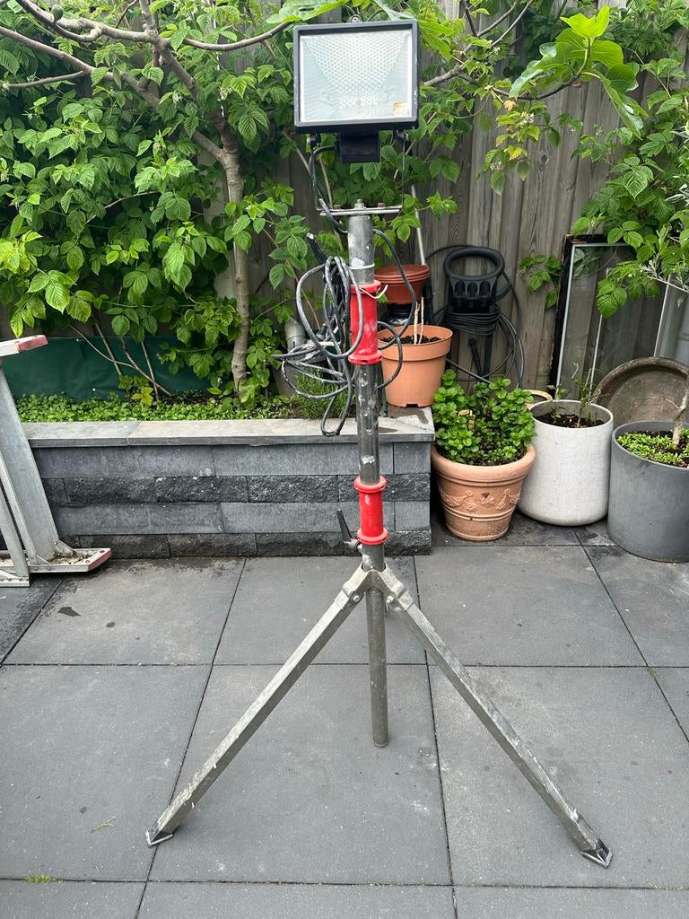 Bouwlamp met statief, Gebruikt, Met statief, Ophalen of Verzenden, Lamp met armatuur