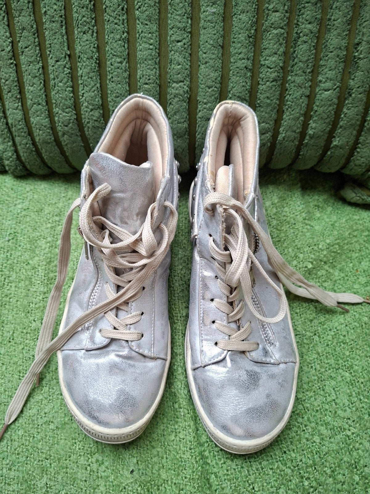 Zilverkleurige hoge sneakers met studs - Fabulous Fabs, Kleding | Dames, Overige kleuren, Ophalen of Verzenden, Sneakers of Gympen