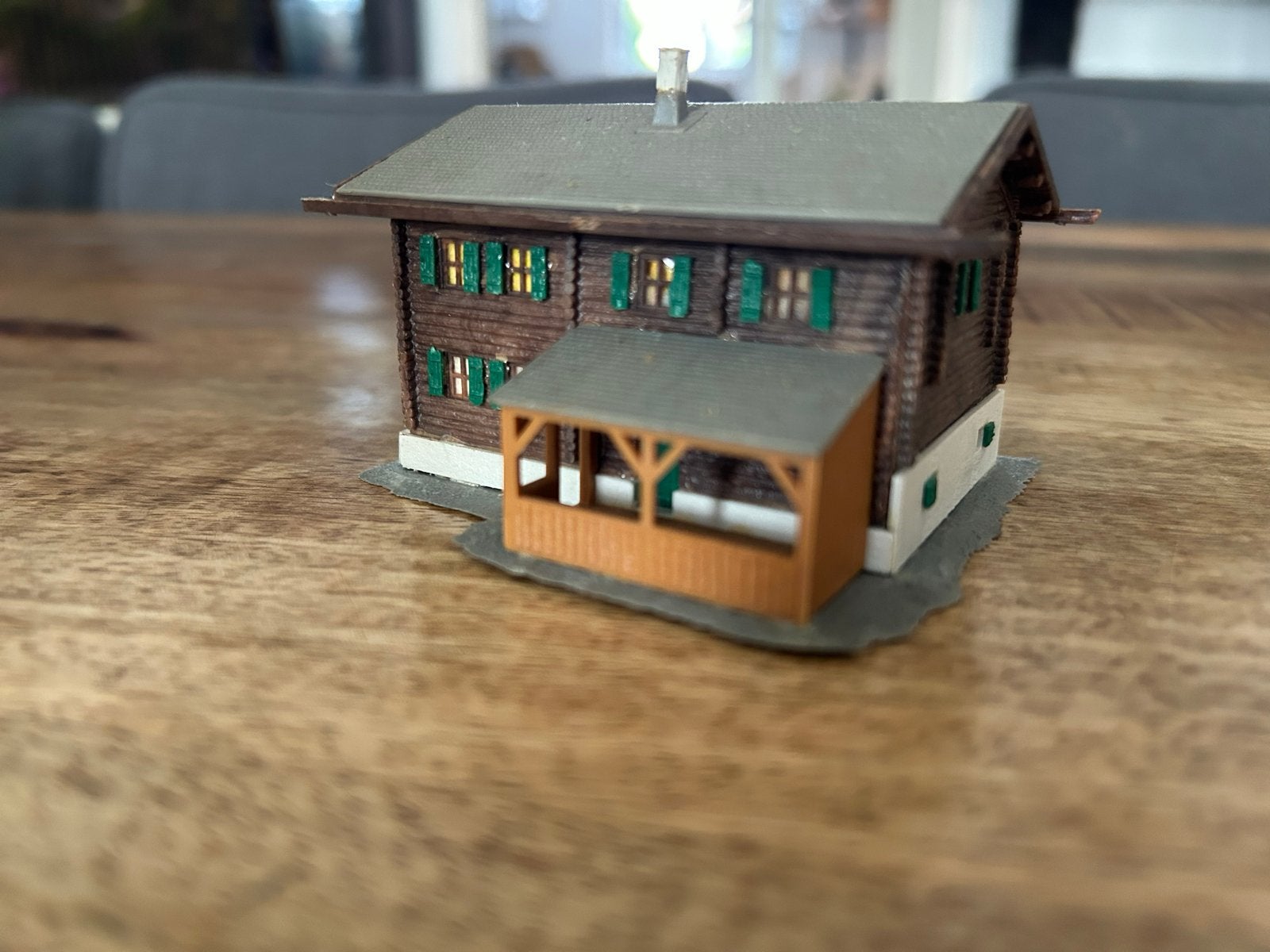 Huis met veranda, balkon en schuur N spoor, Hobby en Vrije tijd, Modeltreinen | N-Spoor, Overige merken, Gebruikt, Gelijkstroom of Wisselstroom