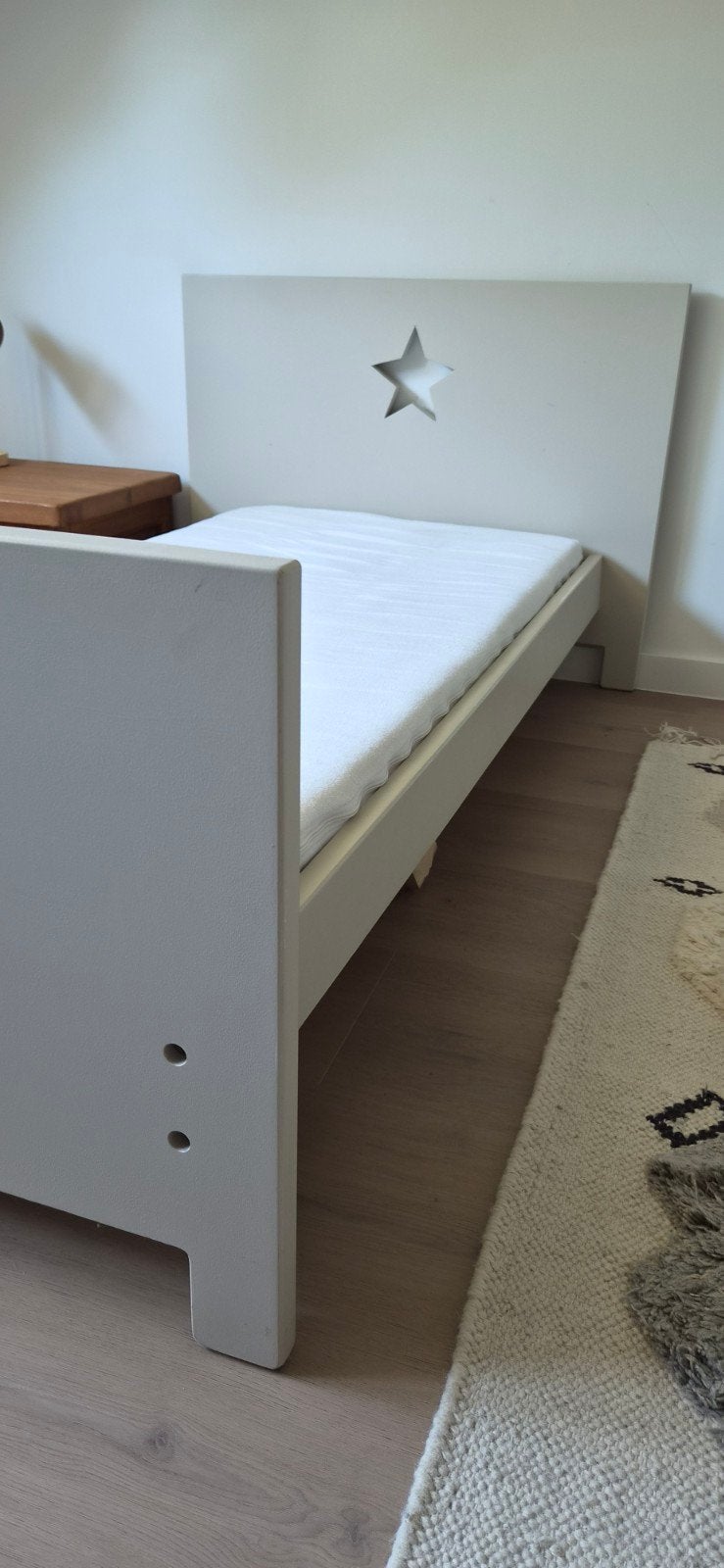 Opknapper: Handgemaakt Kleuterbed Peuterbed incl Matras, Ophalen, Gebruikt, 190 cm of minder, Grijs