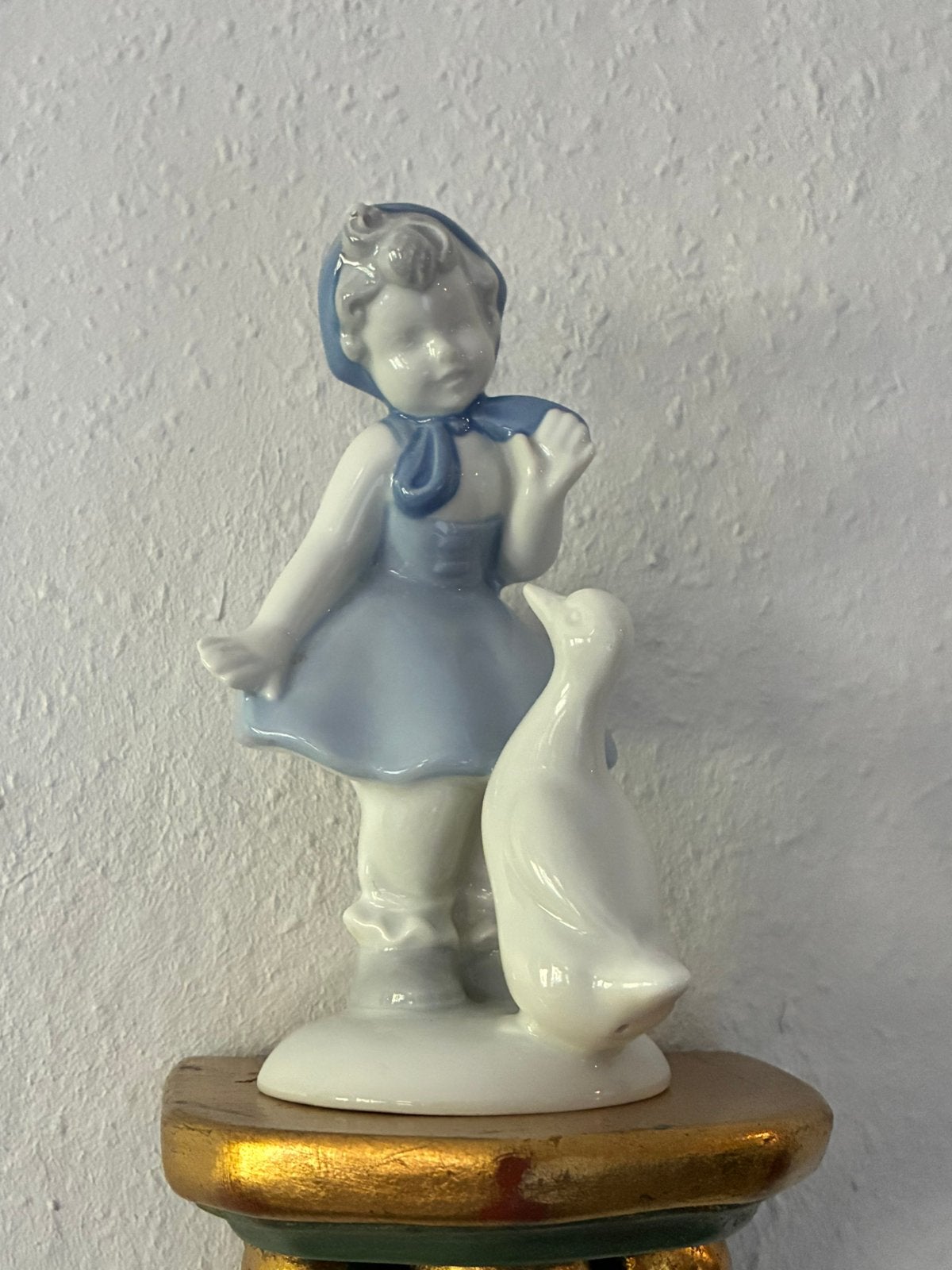 Vintage beeldje meisje met eend – Gerold Porzellan Bavaria, Ophalen of Verzenden, Zo goed als nieuw, Mens