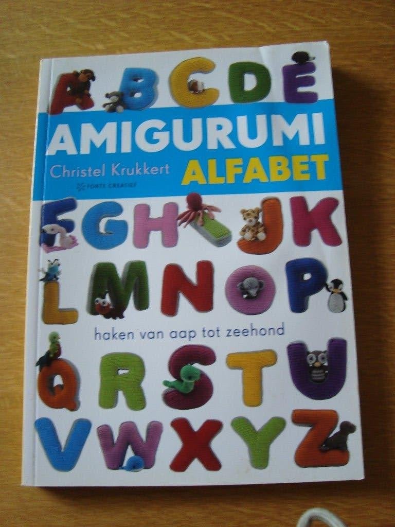 Amigurumi alfabet, Ophalen of Verzenden, Zo goed als nieuw, Haken, Patroon of Boek