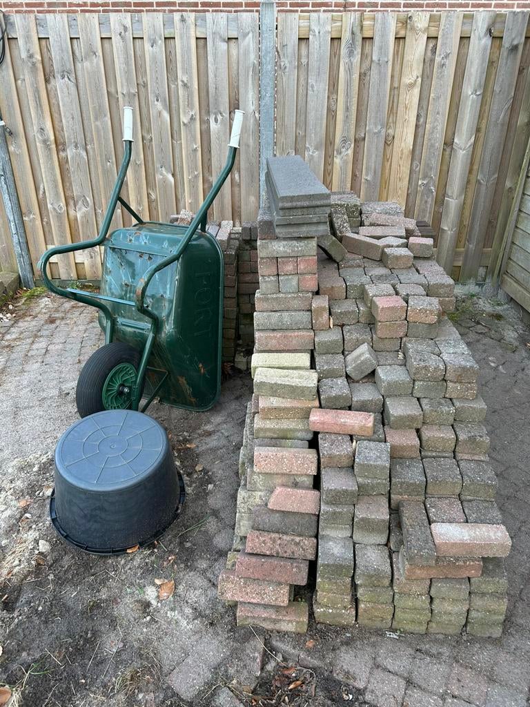Gratis af te halen 2 soorten stenen! Ongeveer 10m2, Ophalen, Zo goed als nieuw, Beton, Klinkers